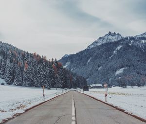 Превью обои горы, дорога, снег, разметка, деревья