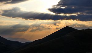 Превью обои горы, холмы, облака, лучи, солнце, темный