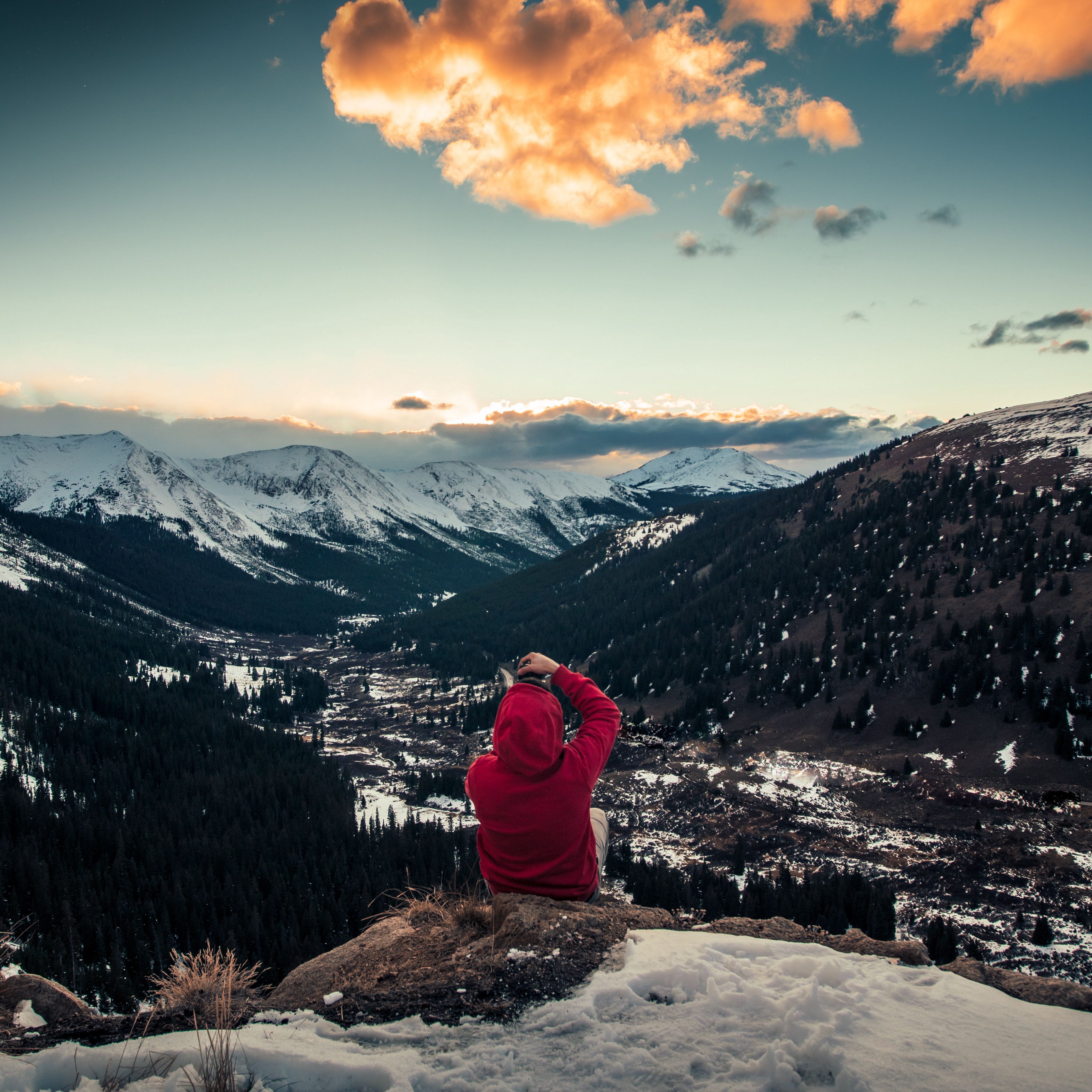 Mountain service. Человек в горах. Девушка в горах. Парень в горах. Вершина горы.