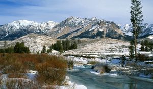 Превью обои горы, кусты, весна, снег, вода, айдахо