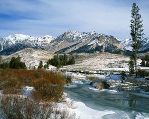 Превью обои горы, кусты, весна, снег, вода, айдахо