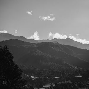 Превью обои горы, лес, чб, туман, пейзаж