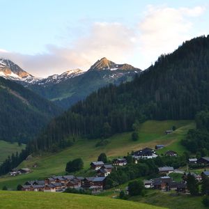 Превью обои горы, лес, домики, деревня, пейзаж