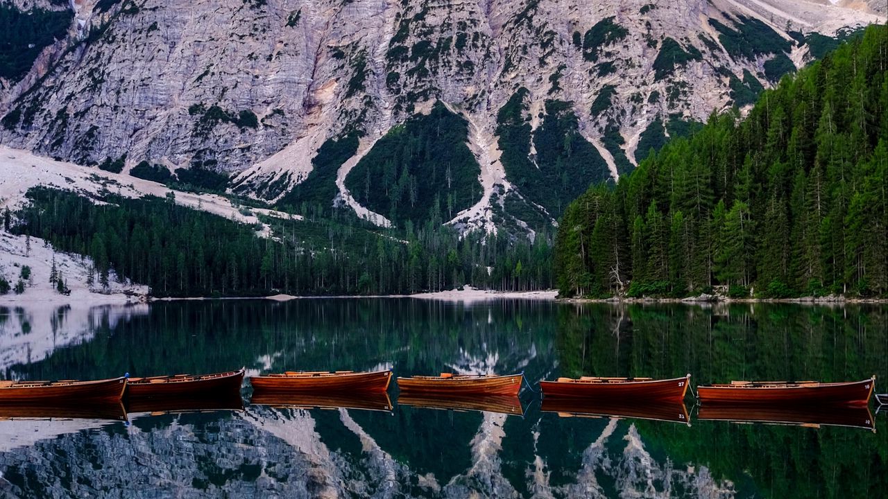 Обои горы, лодки, отражение, пейзаж