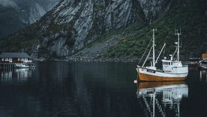 Превью обои горы, лодки, вода, туман