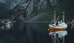 Превью обои горы, лодки, вода, туман