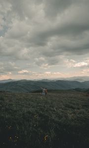 Превью обои горы, лужайка, люди, зелень, пейзаж