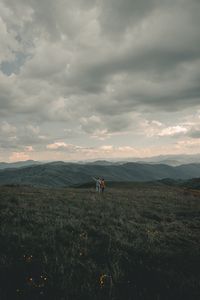 Превью обои горы, лужайка, люди, зелень, пейзаж