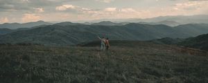 Превью обои горы, лужайка, люди, зелень, пейзаж
