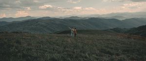 Превью обои горы, лужайка, люди, зелень, пейзаж