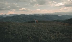 Превью обои горы, лужайка, люди, зелень, пейзаж