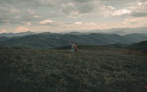 Превью обои горы, лужайка, люди, зелень, пейзаж
