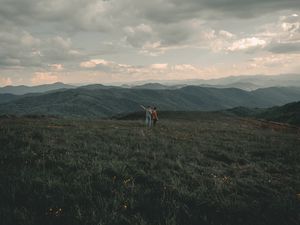 Превью обои горы, лужайка, люди, зелень, пейзаж