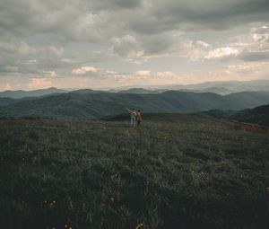 Превью обои горы, лужайка, люди, зелень, пейзаж