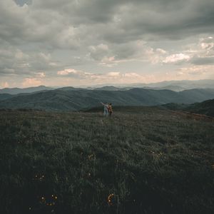 Превью обои горы, лужайка, люди, зелень, пейзаж