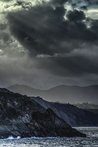 Превью обои горы, море, облака, темный, природа