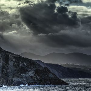 Превью обои горы, море, облака, темный, природа