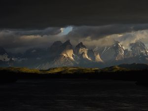 Превью обои горы, море, побережье, облака, сумерки, пейзаж