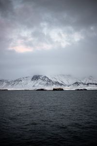 Превью обои горы, море, туман, снег, горизонт, рейкьявик, исландия