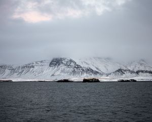 Превью обои горы, море, туман, снег, горизонт, рейкьявик, исландия