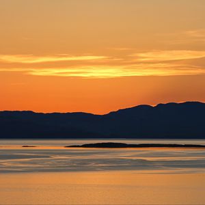 Превью обои горы, море, закат, небо, темный