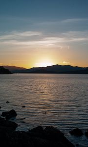 Превью обои горы, море, закат, скалы, камни, блики