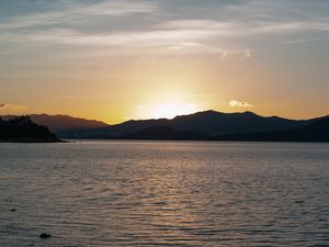 Превью обои горы, море, закат, скалы, камни, блики