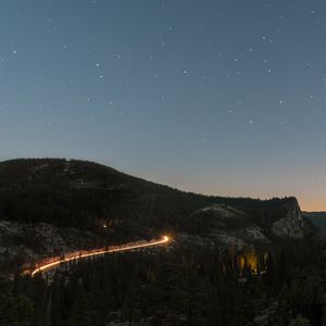Превью обои горы, ночь, звездное небо, звезды, небо, вид сверху