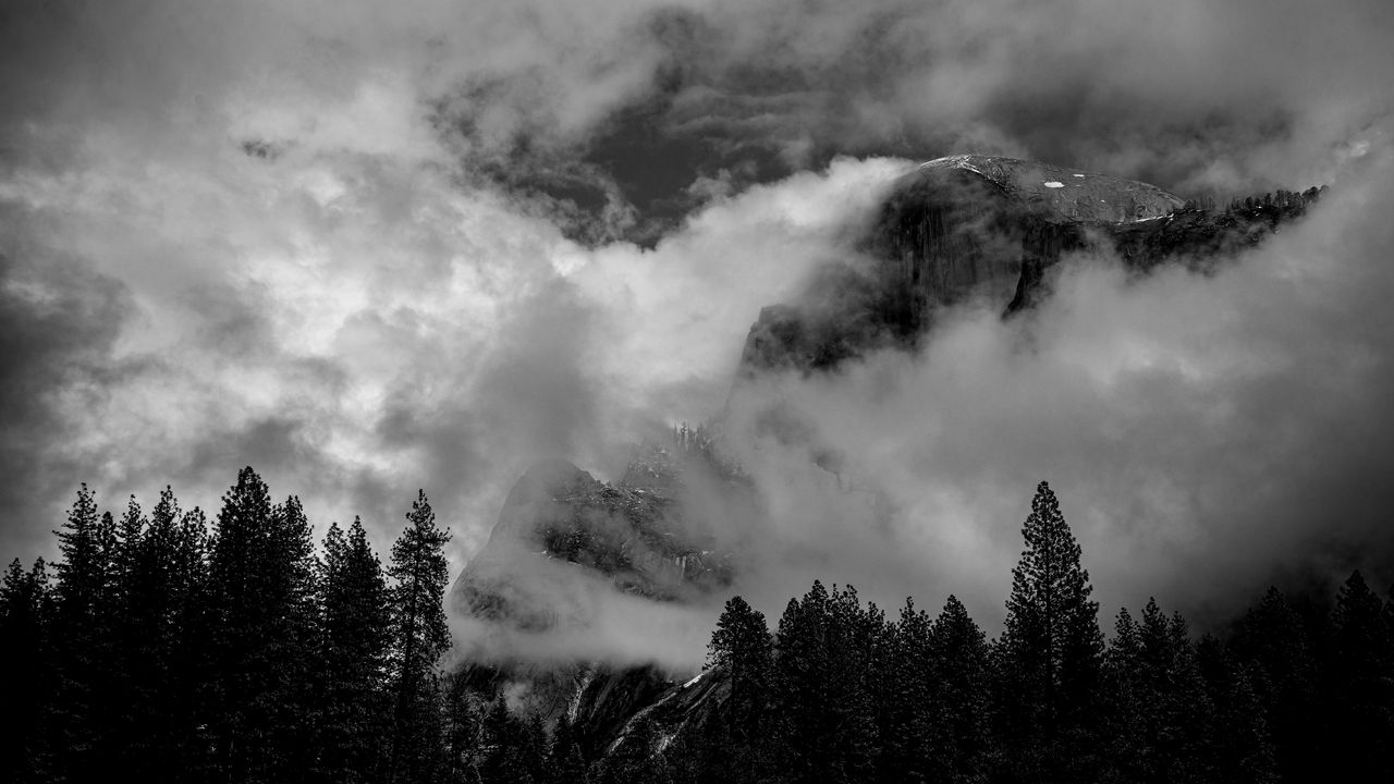 Обои горы, облака, деревья, черно-белый, пейзаж