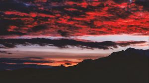 Превью обои горы, облака, ночь, горизонт, темный, огненный