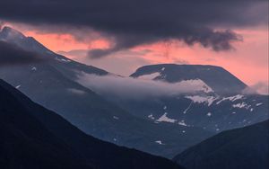 Превью обои горы, облака, снег, вершины, норвегия