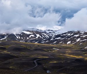 Превью обои горы, облака, туман, снег, дорога, исландия
