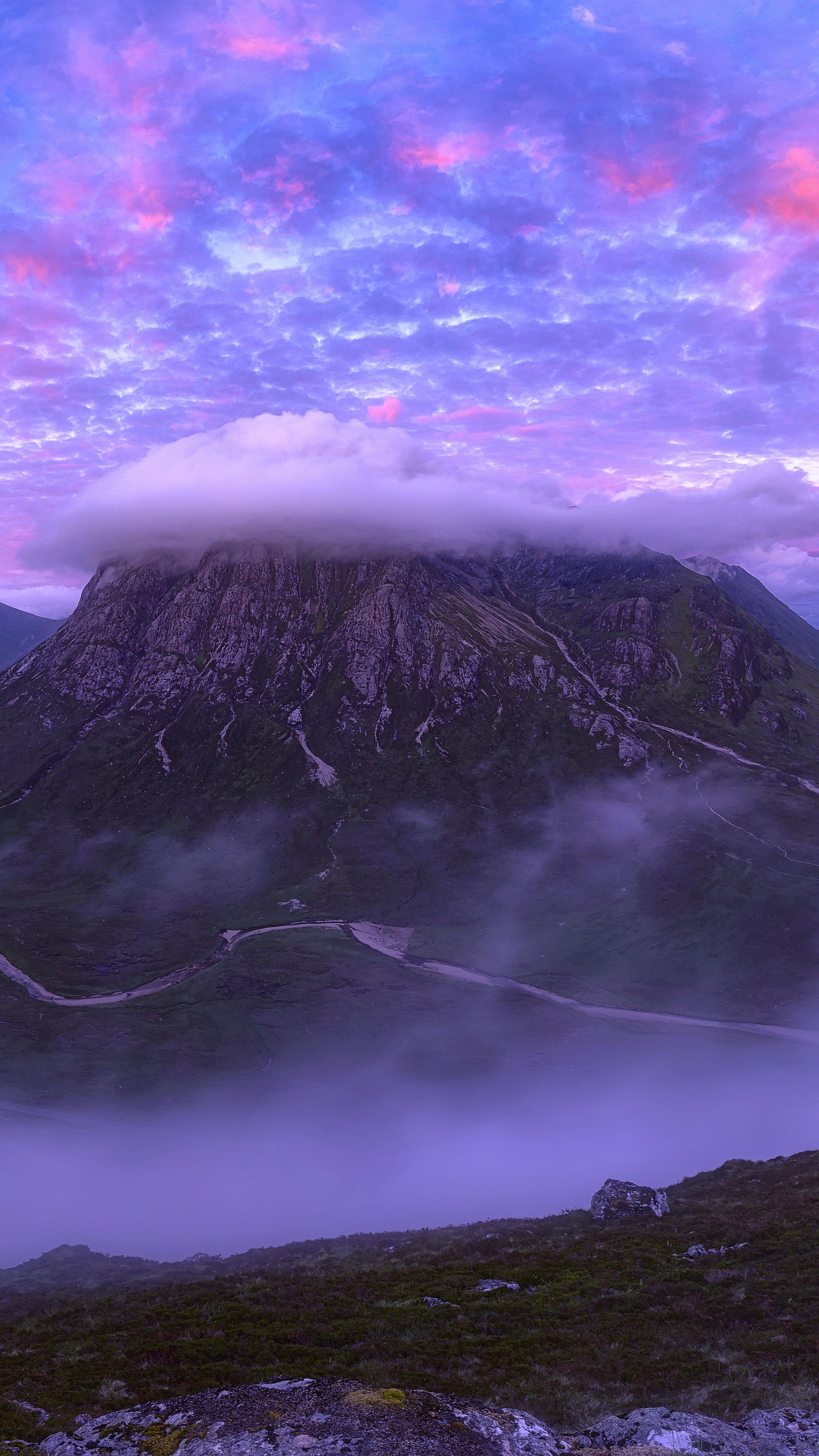 Гора розовое облако. Розовые облака и горы. Горы Шотландии. Облако на горе. Розовое облако гора Китай.
