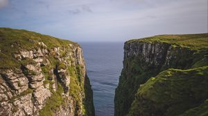 Превью обои горы, обрыв, трава, море, пейзаж