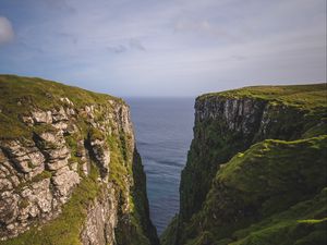 Превью обои горы, обрыв, трава, море, пейзаж