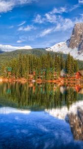Превью обои горы, озер, домики, берег, лес, хвойный, цвета, краски, отражение, дно, небо, пейзаж