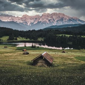 Превью обои горы, озеро, домики, лужайка, природа