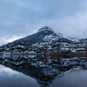 Превью обои горы, озеро, отражение, туман