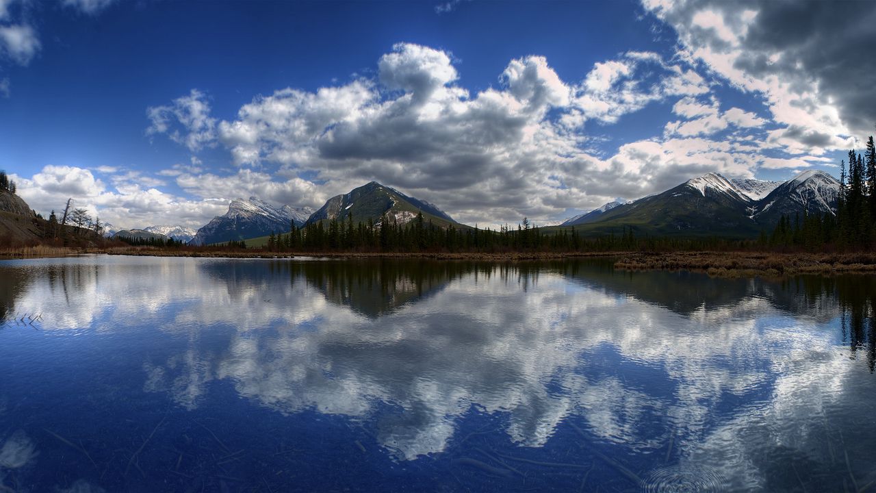 Обои горы, озеро, панорама, поверхность, облака, отражение