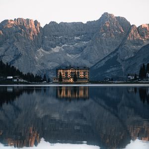 Превью обои горы, озеро, здание, архитектура, отражение
