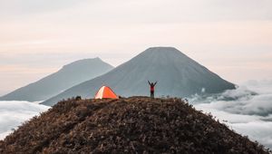 Превью обои горы, палатка, человек, кемпинг, природа