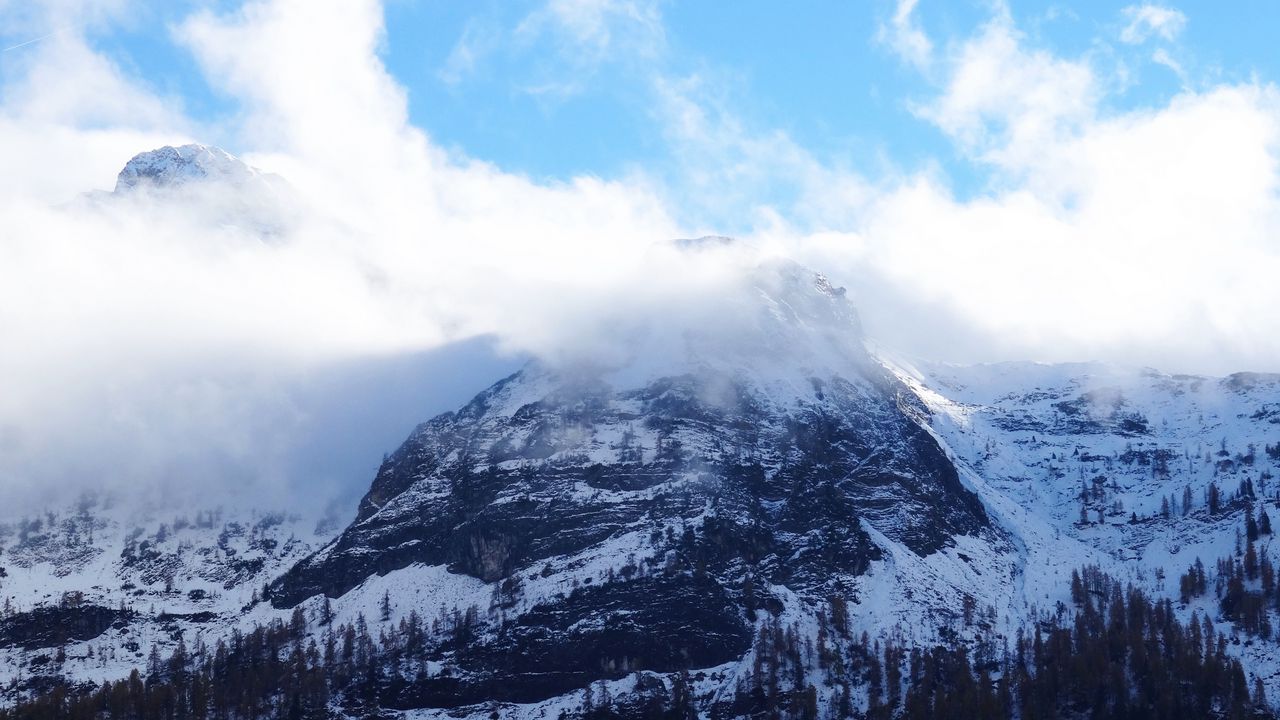 Обои горы, пик, вершина, снег, туман, небо
