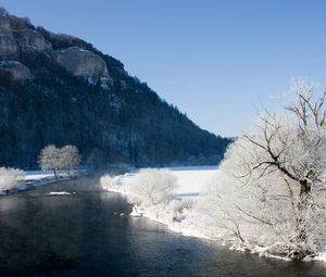 Превью обои горы, река, деревья, снег, иней, скалы, поворот