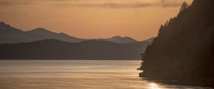Превью обои горы, рельеф, вода, блики, сумерки, темный