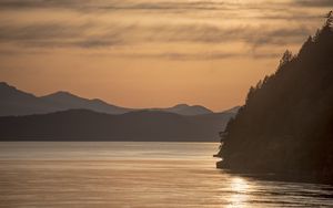Превью обои горы, рельеф, вода, блики, сумерки, темный