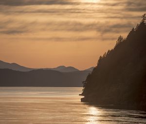 Превью обои горы, рельеф, вода, блики, сумерки, темный