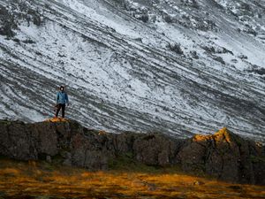 Превью обои горы, скалы, человек, природа, одиночество