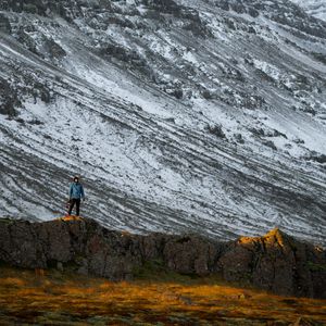 Превью обои горы, скалы, человек, природа, одиночество