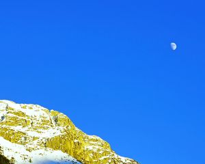 Превью обои горы, скалы, луна, деревья, заснеженный