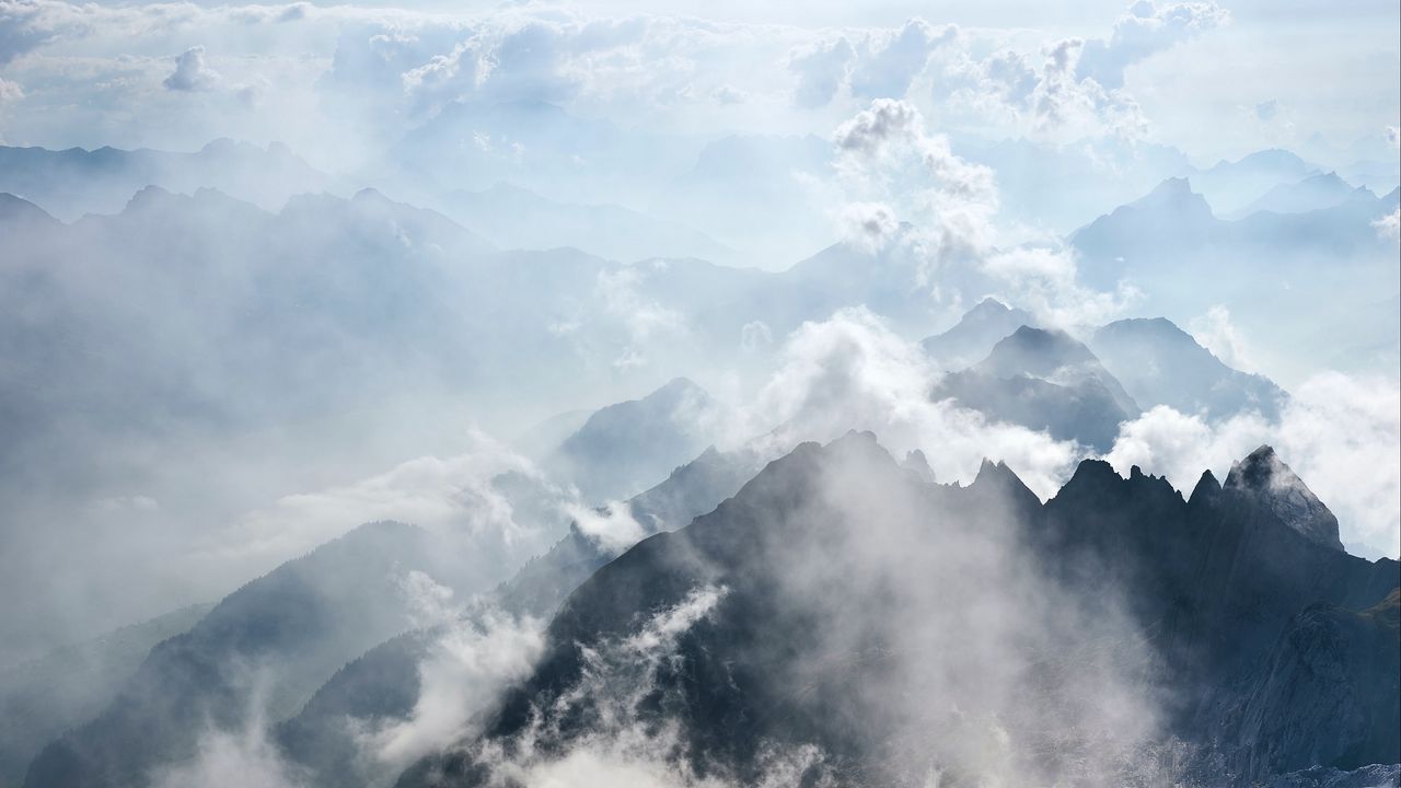 Обои горы, скалы, облака, туман, трава